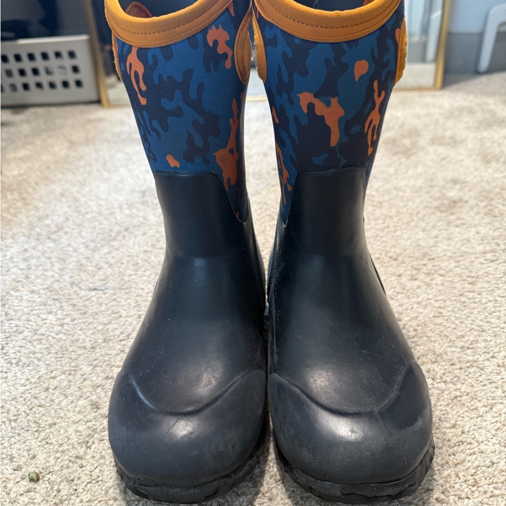 Bogs Kids Camo Rain Boots - Black and Orange